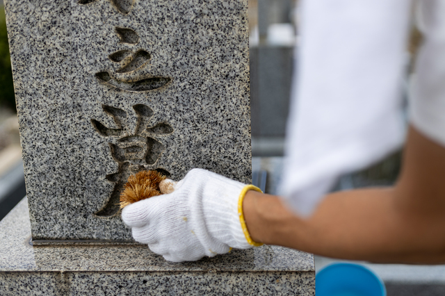 墓石の磨き上げ・献花・お供え